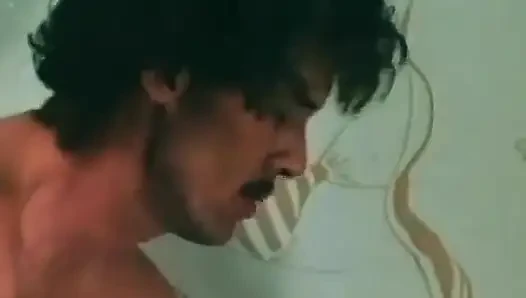Güzel orta yaşlı seksi kadın büyük yarağı emiyor ve yüzüne boşaltıyor