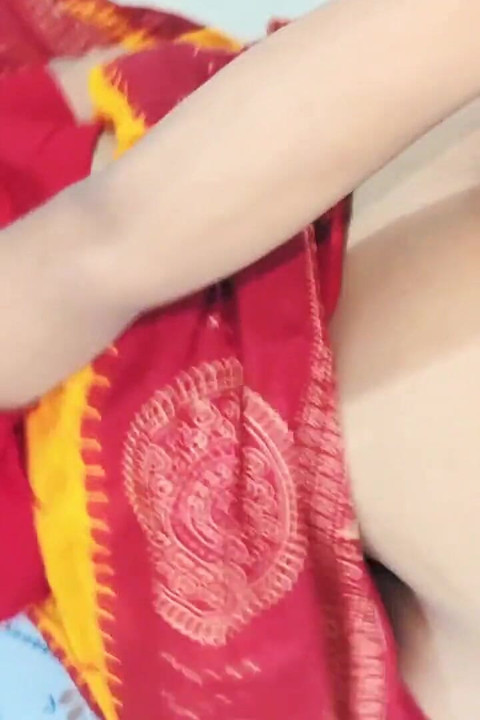 Yeni Evli Desi Hintli Evli Kadın Sari Içinde Sert Sikişiyor Ve Dölleniyor