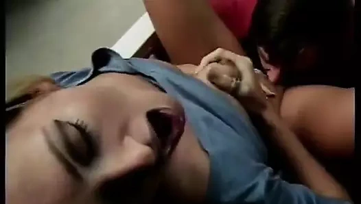 Güzel memeli şehvetli sarışın amcığını domaltarak siktiriyor