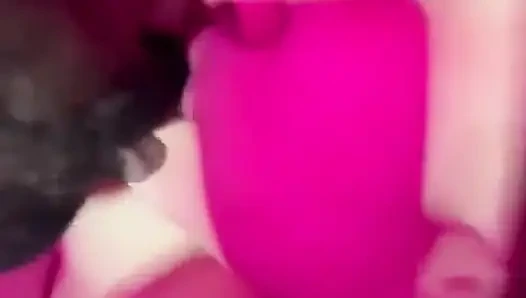 Büyük götlü pawg'ı bağladı ve sikini besledi ve ayak parmaklarını emdi