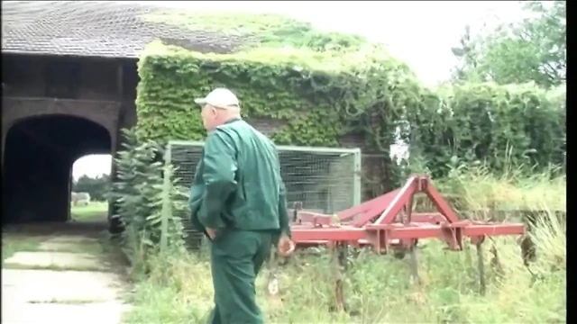 Şehrin seksi sürtüğü edepsiz bir çiftçi tarafından sikiliyor