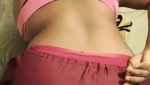 Seksi evli kadın güzel götünü gösteriyor