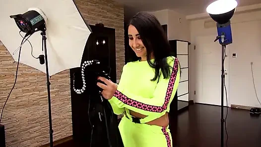 Dövmeli Sarışın Sürtük Gırtlağına Kadar Alıyor Ve Götünü Mahvediyor!