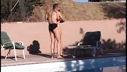 Seksi minyon büyük göt bahçede dörtlü sikişiyor (tam orijinal film)