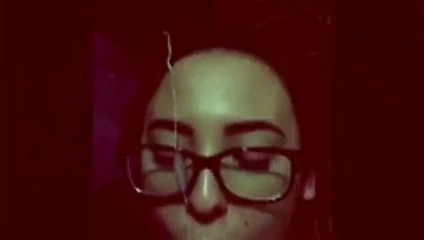 Retro filtre twinks üzerinde gözlüklü kız