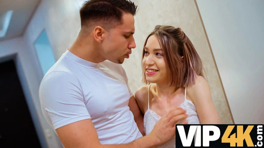 SISPORN. Yakışıklı üvey erkek kardeş üvey kız kardeşlerin sıkı amcığını yarakla genişletiyor