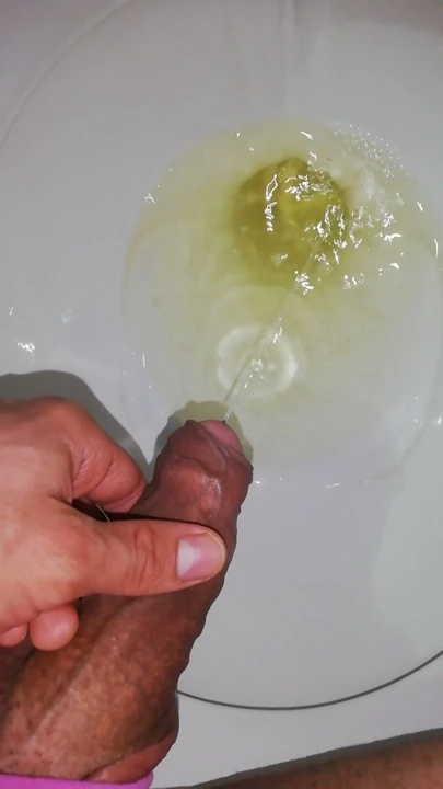 Yeni pembe iç çamaşırına çaresiz işeme, büyük ve zehirli penis, yakın çekim | Bölüm 1