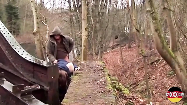 Sevimli esmer yağmurda emmeyi ve sikişmeyi umursamıyor