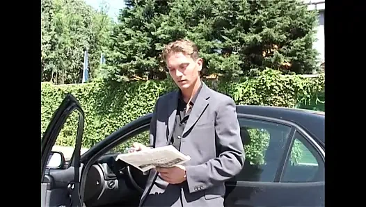 Deneyimli sürtük genç adam tarafından sikilmeyi seviyor