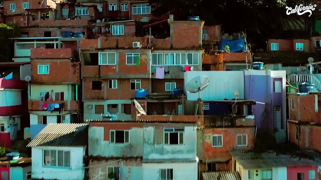 Ateşli sarışın orta yaşlı seksi kadın büyük memeli bir esmeri takma yarakla sikiyor