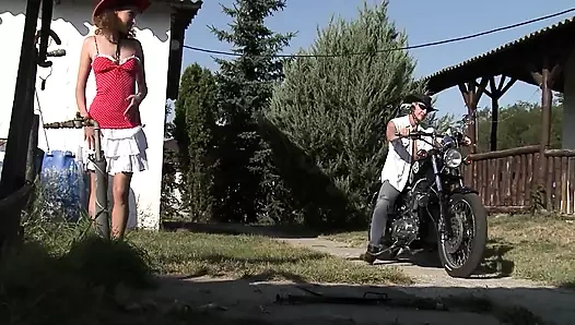 Kovboy kız çiftlikte anal seks yapıyor