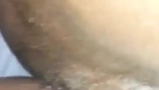 İnleyen sesi büyük siyah yarağımı deliklerinin içinde daha sert yapıyor