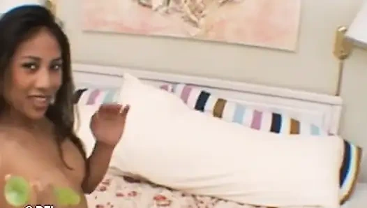 Sevimli Asyalı dildoyla mastürbasyon yapıyor