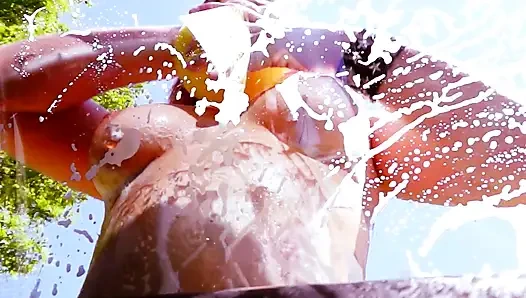 Genç sürtükler araba yıkamada sikiliyor!