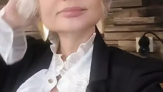 Seksi olduğumu düşünüyorsun hiç bir şey görmedin ben çok sürtük olgun Fransız kadınım