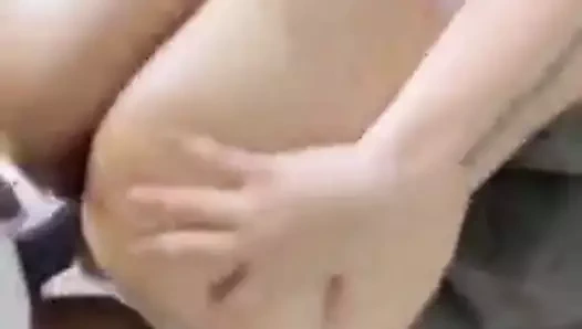 Yanaklarını alkışlıyor