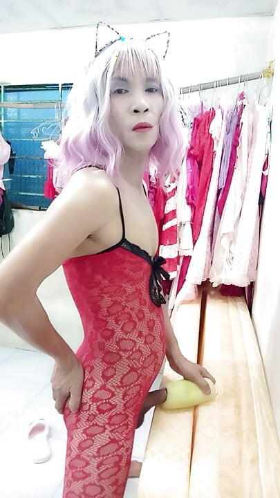 Oanh le transgender külotlu çorap giyiyor