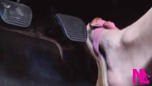 Pembe takozlarda pedal pompalıyor/parmak arası terlik