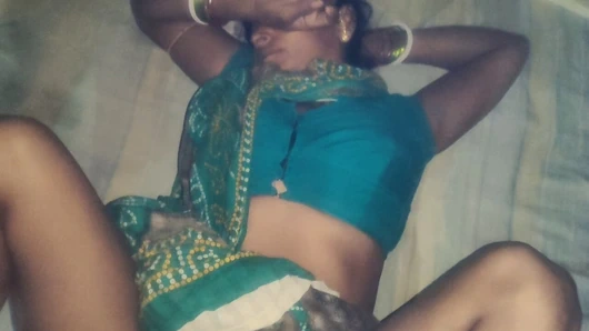 Ateşli Tamil Chachi sikişiyor