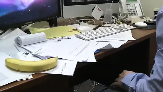 Stacey Saran Kd'nin yarağını çalışan büyük memeli bir sarışın