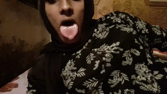 Desi hijabi sissy crossdresser handjob ve göt deliğine parmak sokma