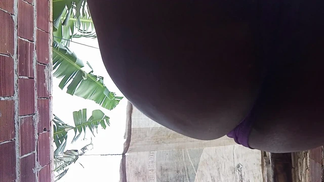 Yaramaz iri güzel evli kadın açık havada büyük göğüslerini ve ateşli kıllı amcığını gösteriyor