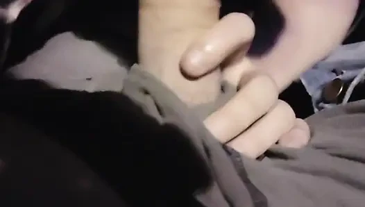 Tatlı kız arabada gece geç saatlerde sakso çekiyor