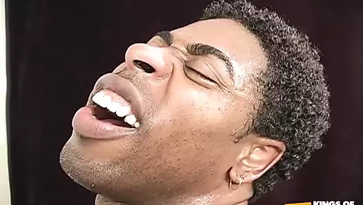 Sıska zenci kadın siyah bir adama amını siktirmeden önce büyük bir oyuncakla mastürbasyon yapıyor