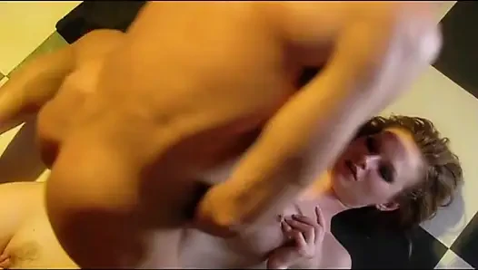 Seksi büyük göğüsler üçlü sikişiyor