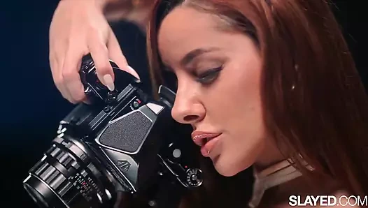 Slayed Vanna Bardot Emily Willis'in ağzına fışkırtarak boşalmasına izin veriyor