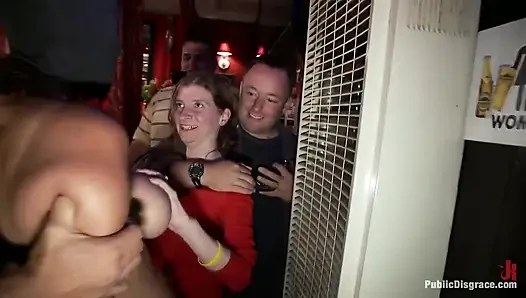 İlk kez anal seks!! Esaret altında büyük doğal memeler!!