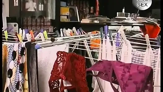 Alman genç kız ıslak amcığını parmaklıyor