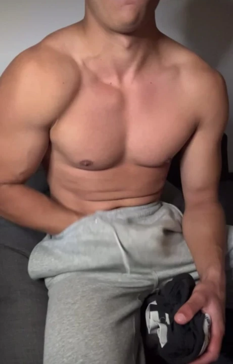 Genç kaslı twink yavaşça şişkinini azdırıyor