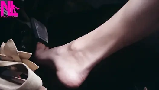 Çılgın çıplak ayaklı pedal yüksek yolda pompalıyor