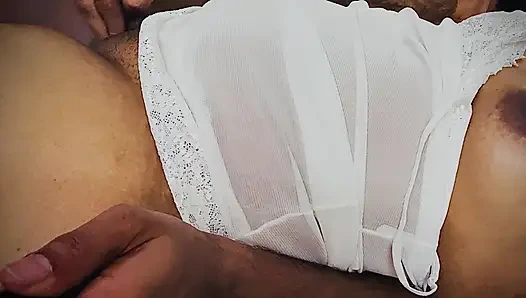 Azgın çift rol oyunu. Kocası karısını parmaklıyor ve çıkardığı inleme zevki her erkeği sert bir şekilde siktirecek