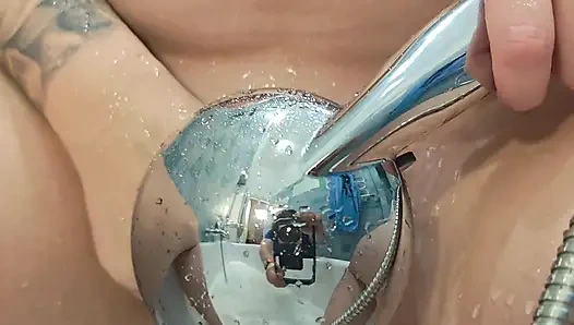 İri göğüslü orta yaşlı seksi kadının duşta mastürbasyon yapıp fışkırtmasını görmek ister misin?