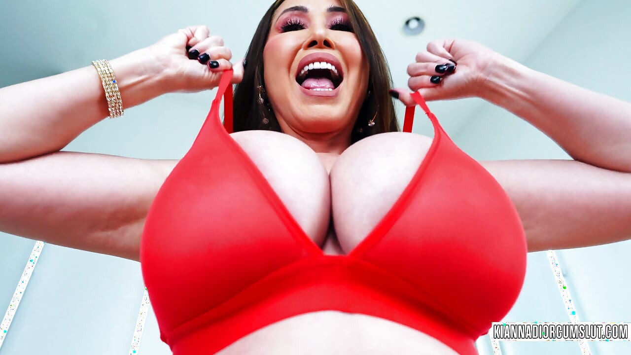 Jonni Darkko'nun yer aldığı Kianna Dior turuncu bikinili memeler