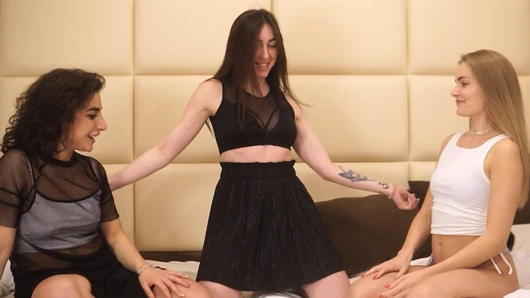 Üç azdıran lezbiyen ile striptiz şişesi oyunu