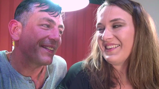 Büyük zenci yarağı götlü esmer masada arkadan sikiliyor