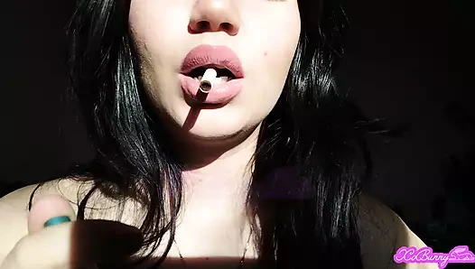 Büyük doğal tatlı dudaklar sigara içiyor yakın çekim