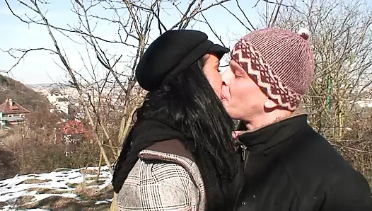 Süper dik karanlık saçlı bebek zevk almak Başlarken ona aç ağız dolu