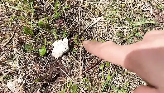 Kamyon Çarkının Yakınında Yere İdrar Etmek
