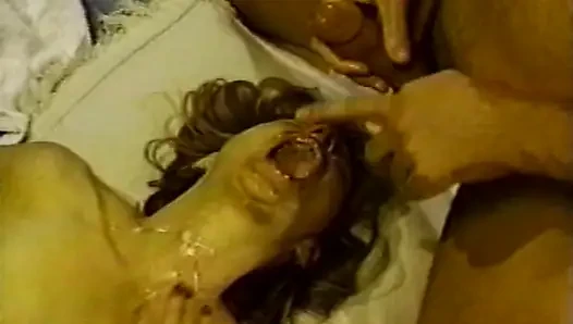 Çifte penetrasyondan hoşlanan minyon orta yaşlı seksi kadın ile klasik seans
