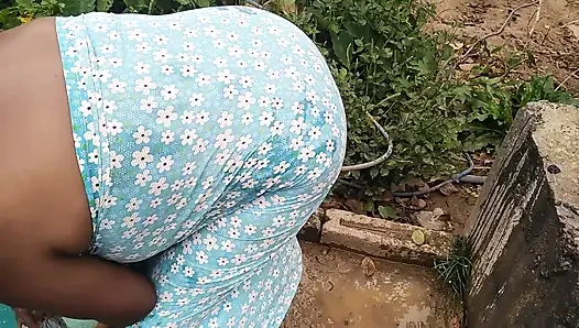 Hintli orta yaşlı seksi kadın banyo yaparken harika büyük göğüslerini ve amını gösteriyor