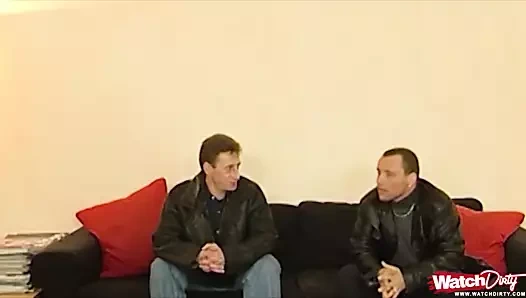 So wird deine Mutter von 2 notgeilen Bauern gebumst!