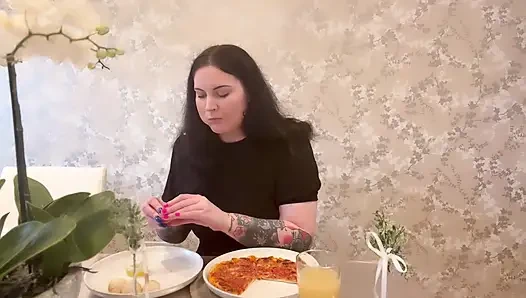 Bayan ffw peynirli pizza ve hamur köftesi yiyor