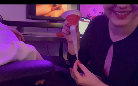 Kadın kılıklı sürtüğüm için prezervatifte döl topluyorum