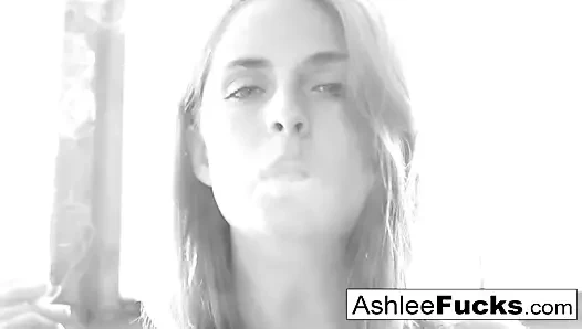 Büyük memeli Ashlee Graham doğal göğüslerini gösterirken sigara içiyor