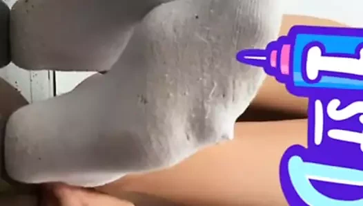 Rus kaltak çoraplarını ve seksi tabanlarını gösteriyor