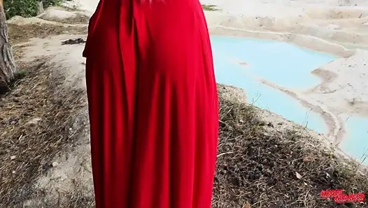 Yoldan geçen bir adam sen tarafından sikiliyor. doğada diz. Halka açık sikiş.